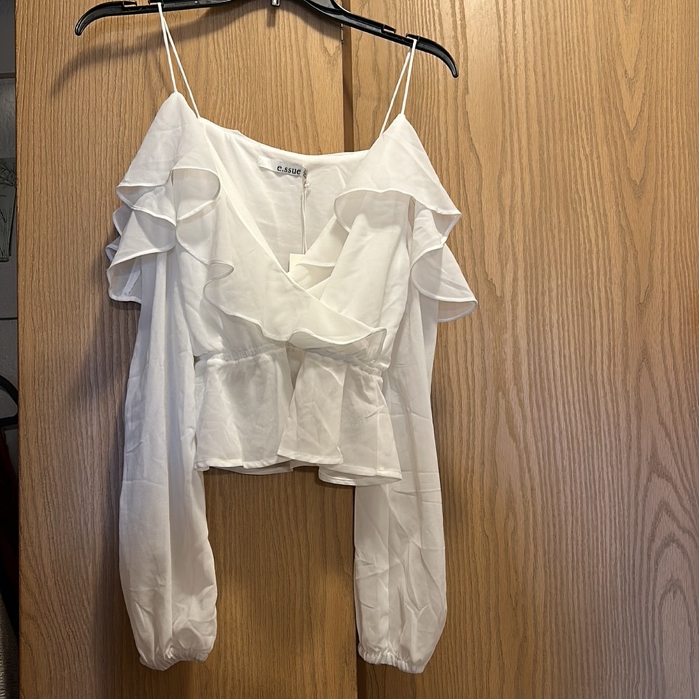 E.ssue off the shoulder white long sleeve shirt. Size small. Brand new with tags